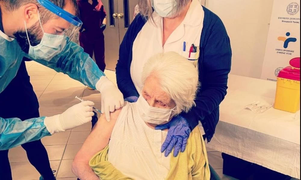 Θεσσαλονίκη: Επιζήσασα του Άουσβιτς η πρώτη που εμβολιάστηκε σε δομή ηλικιωμένων